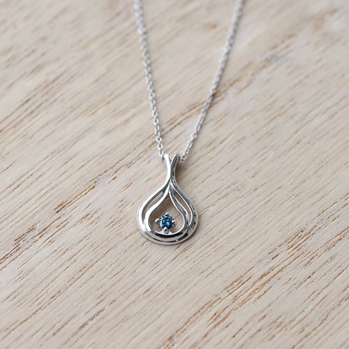 Elegantní zlatý přívěsek s modrým diamantem Tommie