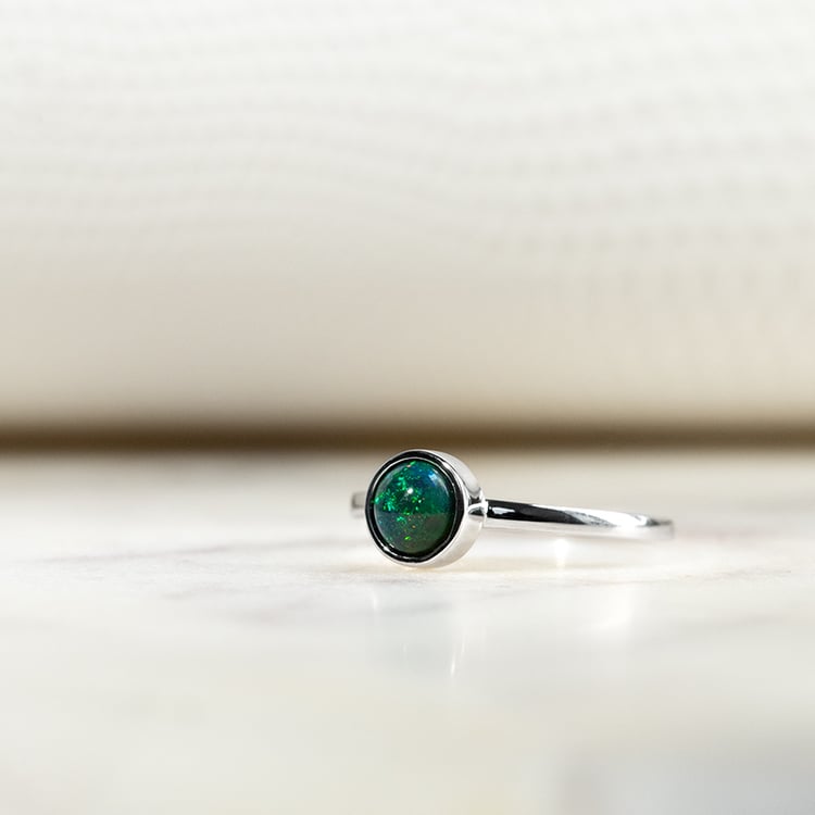 Zlatý minimalistický prsten s černým opálem Stowy 132824