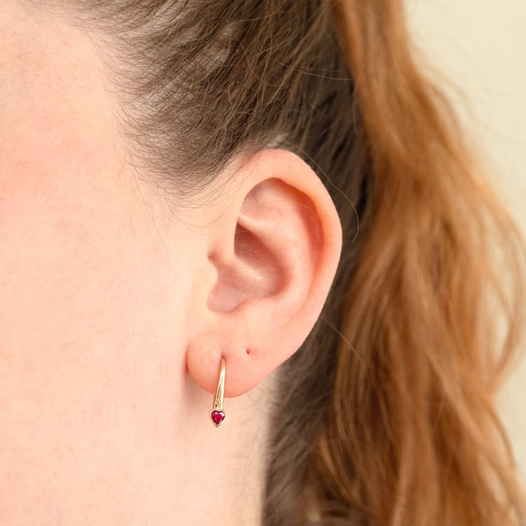 Visací náušnice s rubínovými srdíčky Levy 125208