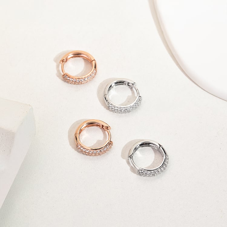 Stříbrné pavé kruhové náušnice s bílými topazy Shaviv 149138