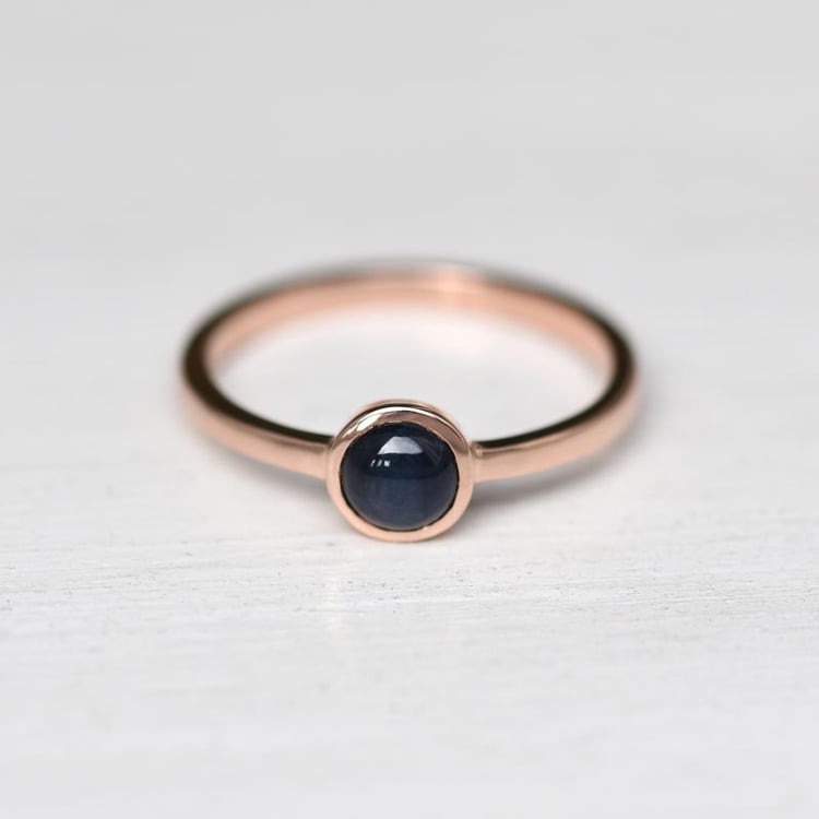 Prsten s tmavě modrým safírem 47817