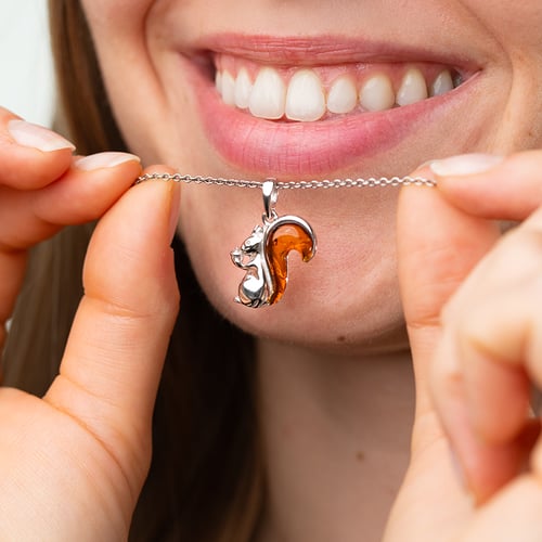 Veverka ve stříbrném přívěsku s jantarem Squirrel