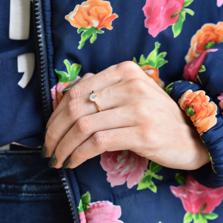 Zlatý zásnubní prsten 37708