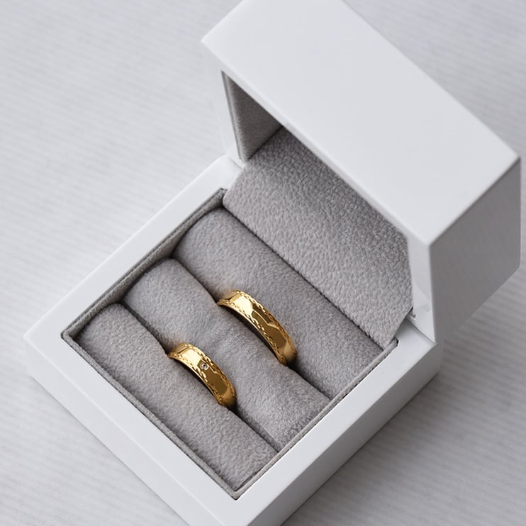 Snubní prsteny se zdobenými okraji a diamantem 72376