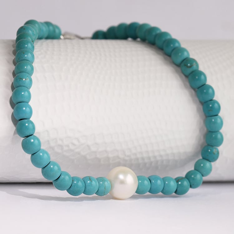 Stříbrný náramek s howlitovými korálky a perlou Moira 115960