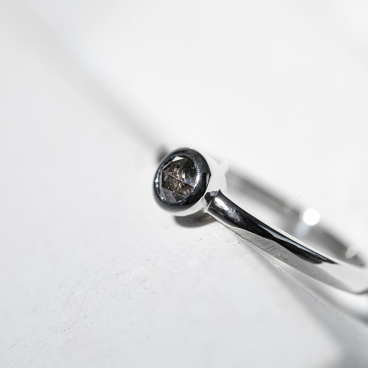 Zlatý prsten se salt and pepper diamantem Emilien 128303