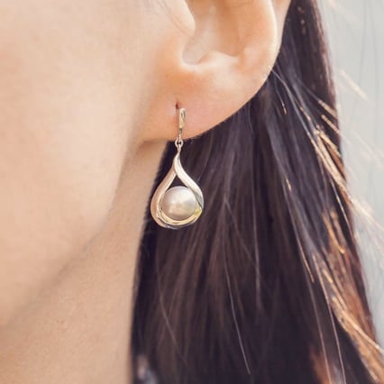 Stříbrné visací náušnice s perlami Dremi