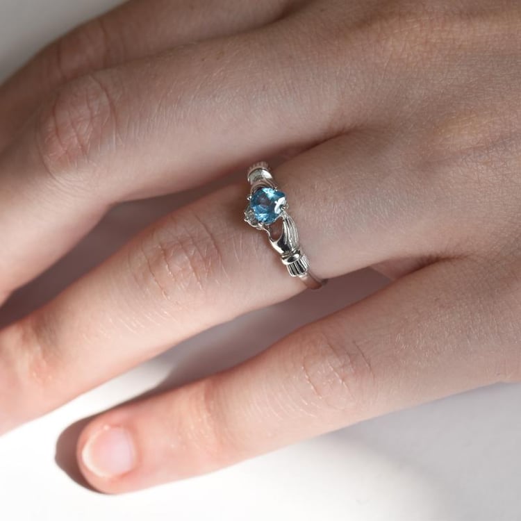 Stříbrný claddagh prsten 20547