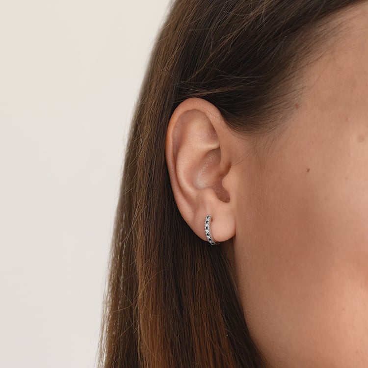 Zlaté kruhové náušnice s černými a bílými diamanty 62940