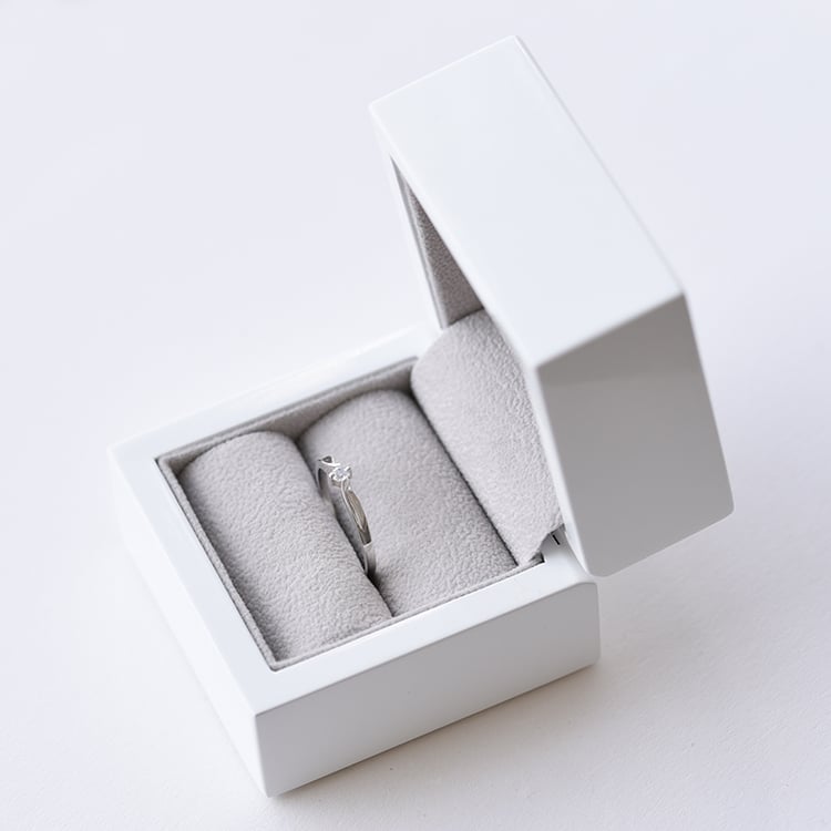 Zlatý prsten s diamantem 61206