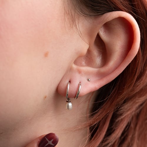 Zlatý labret piercing do ucha Izis