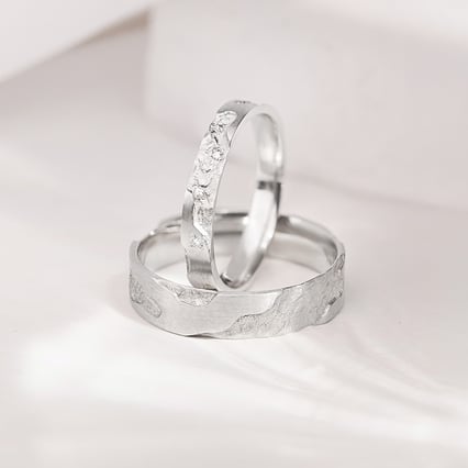 Snubní prsteny s ručně rytým povrchem Cley