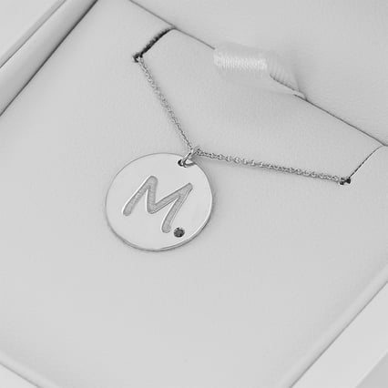 Platinový přívěsek s černým diamantem a gravírem písmene Sager