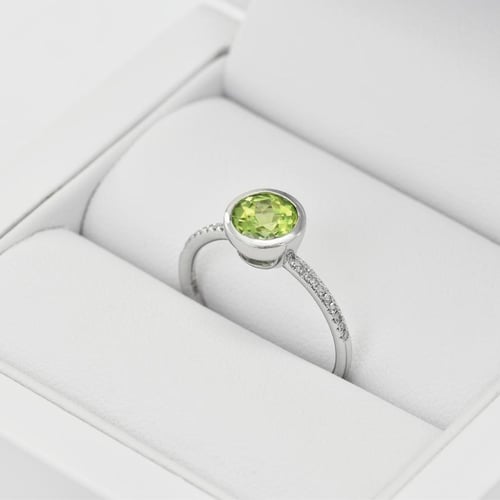 Zářivý zlatý prsten s olivínem a diamanty Nyusha