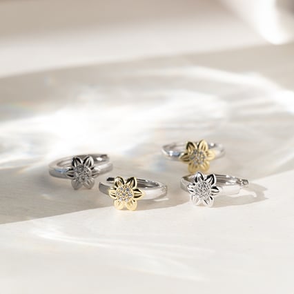 Stříbrné kruhové náušnice s květy Gerber