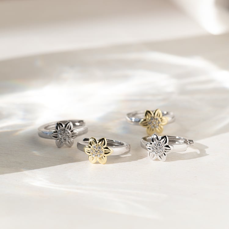 Stříbrné kruhové náušnice s květy 140259