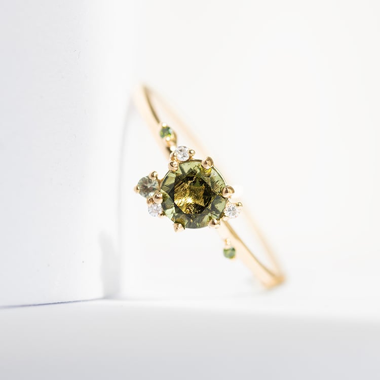 Cluster zásnubní prsten s vltavínem, safírem a diamanty Rosa 143951