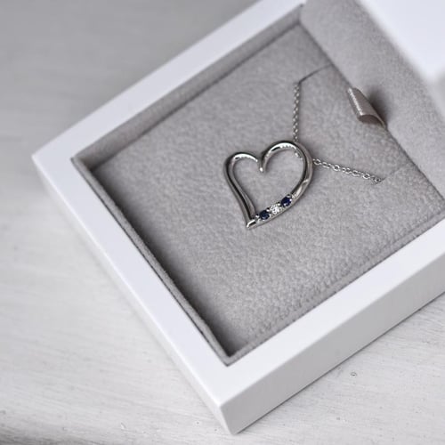Stříbrný přívěsek srdce se safíry a diamantem Tanish