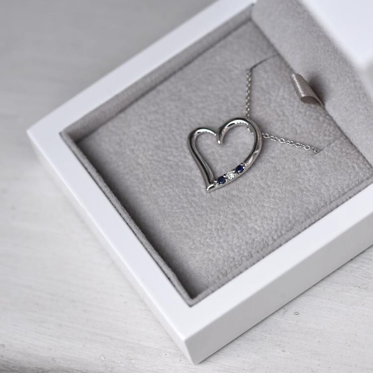 Stříbrný přívěsek srdce se safíry a diamantem Tanish 103516