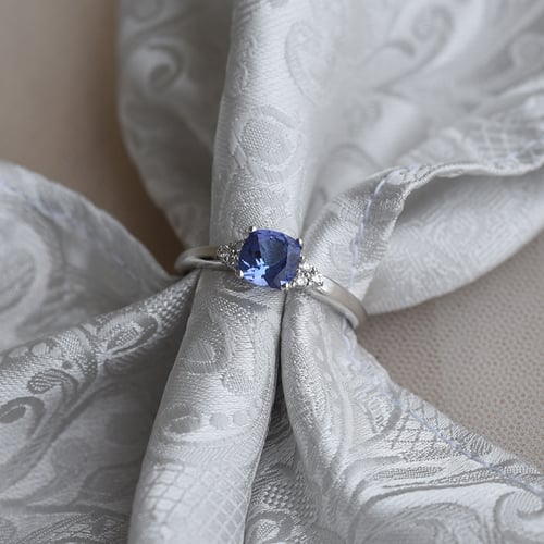 Zlatý prsten s tanzanitem a diamanty Essa