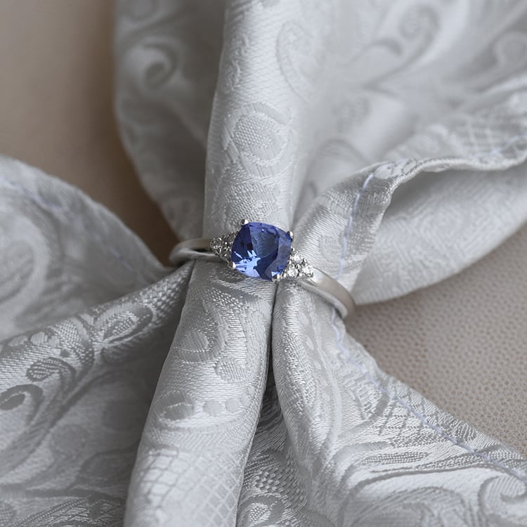 Zlatý zásnubní prsten s tanzanitem 63113