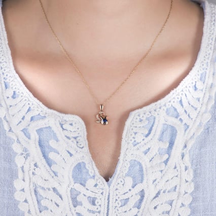 Safírový přívěsek ve znamení Vodnáře s diamanty Agua