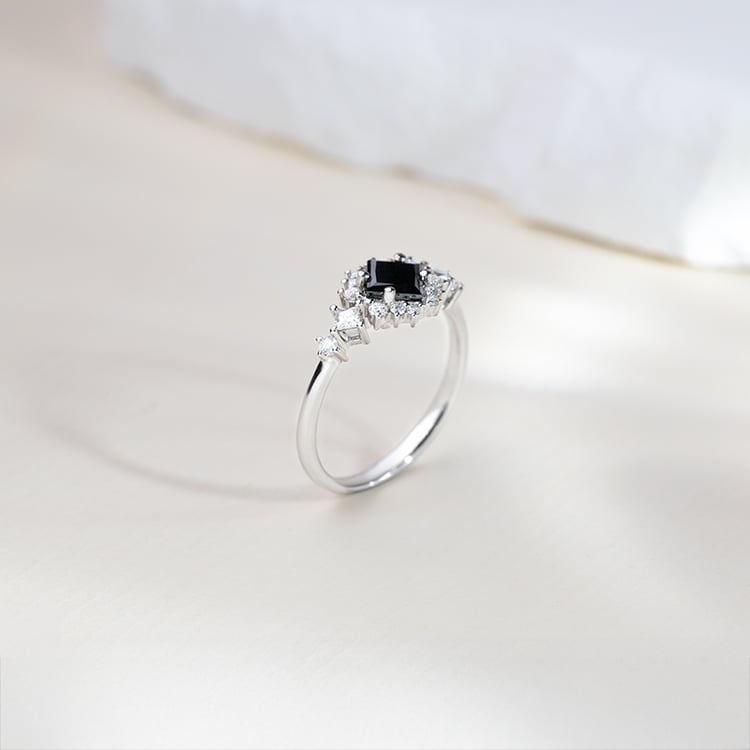 Dokonalý prsten s černým diamantem a postranními moissanity Medrie 151814
