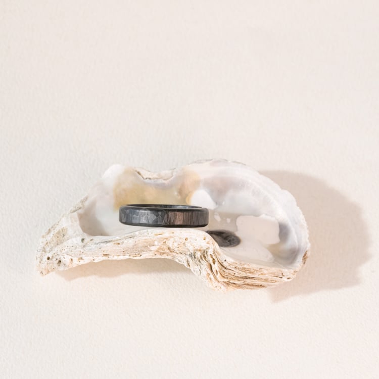 Ploché karbonové snubní prsteny se zkosenými hranami Versiss 100974