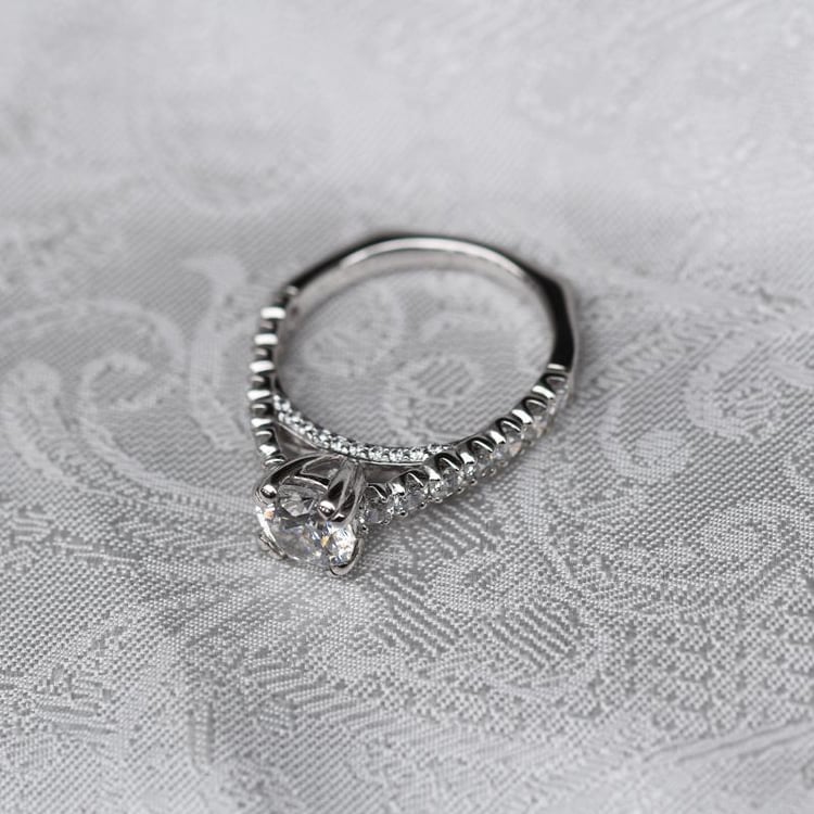 Zásnubní prsten plný diamantů 48043