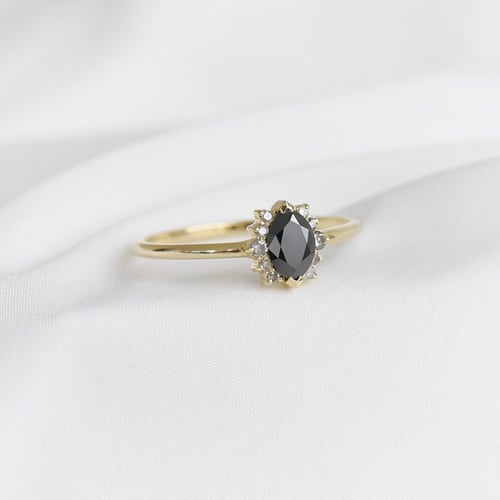Zásnubní prsten s černým marquise diamantem Mya