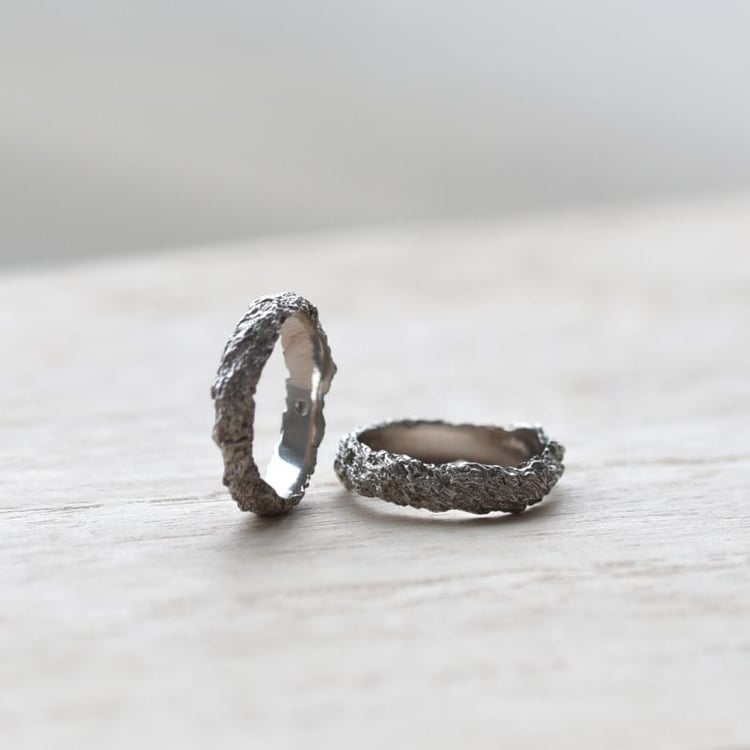 Zlaté snubní prsteny s nerovným povrchem 146803