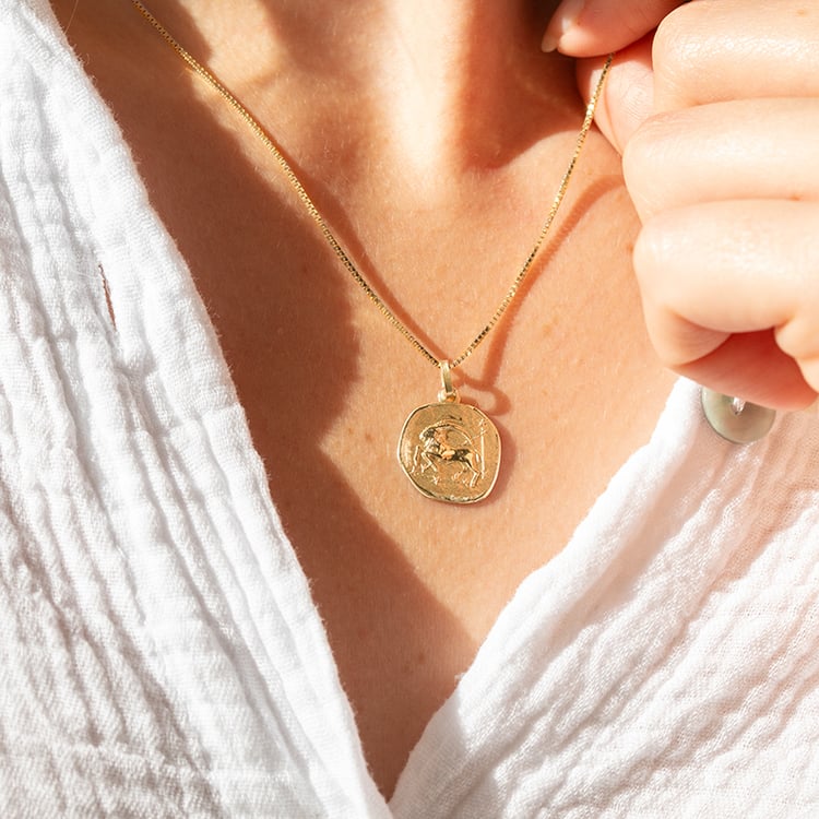 Zlatý přívěsek se symboly znamení zvěrokruhu 145606