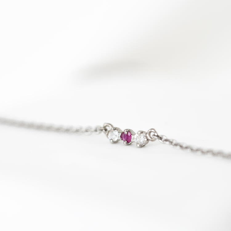 Stříbrný náhrdelník s měsíčním kamenem, rubínem a bílým topazem Kiah 131024