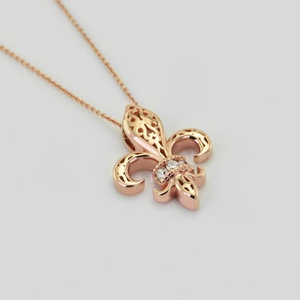 Liliový květ s diamanty v přívěsku Nayana