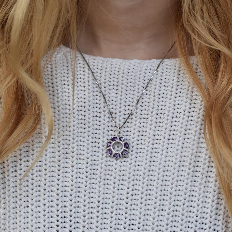 Přívěsek ze stříbra plný ametystů 28411