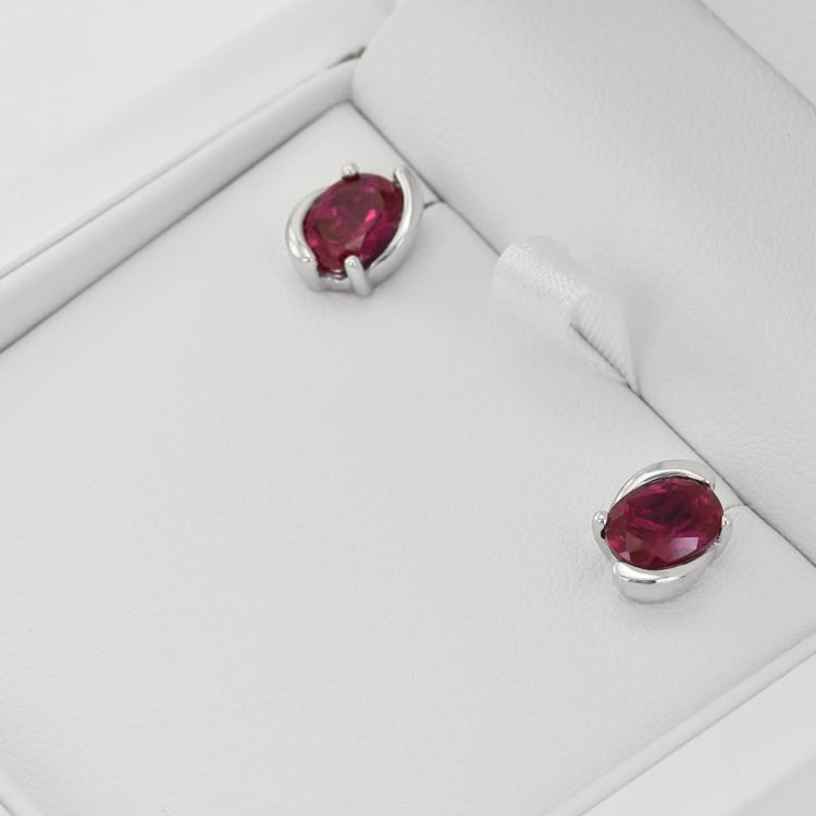 Oválné rubínové náušnice 32472
