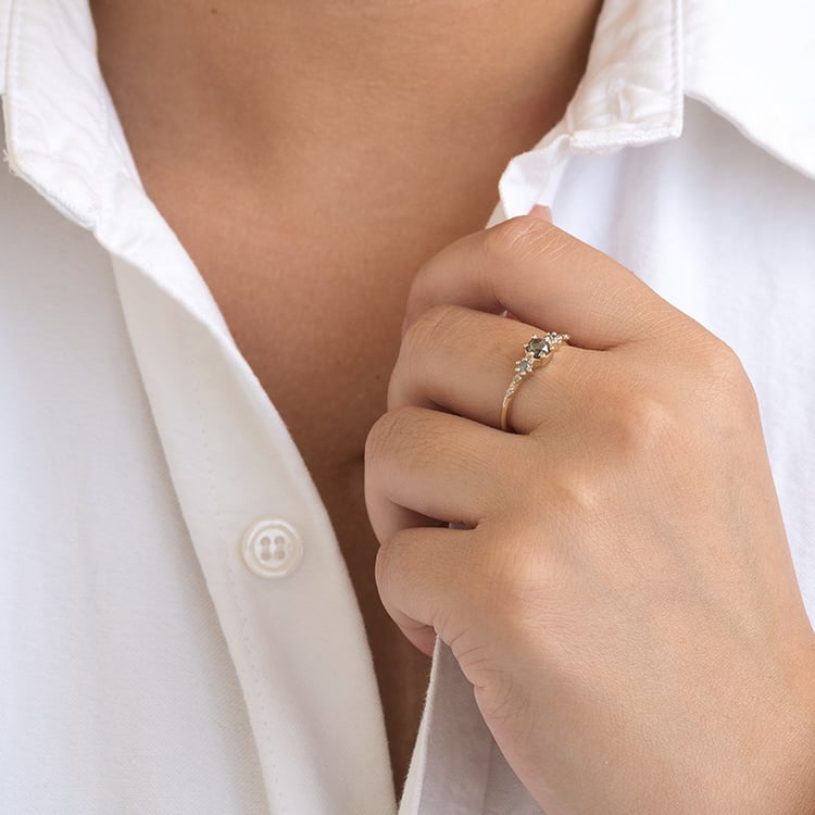 Zásnubní prsten se salt and pepper diamanty Willa 129983