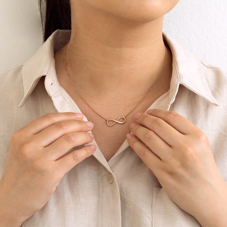 Stříbrný náhrdelník Infinity 124600