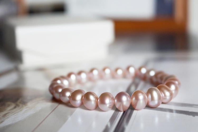 Náramek z růžových perel 9529