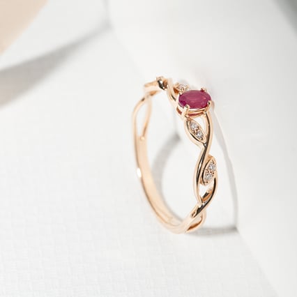 Zlatý prsten s rubínem a diamanty Ada