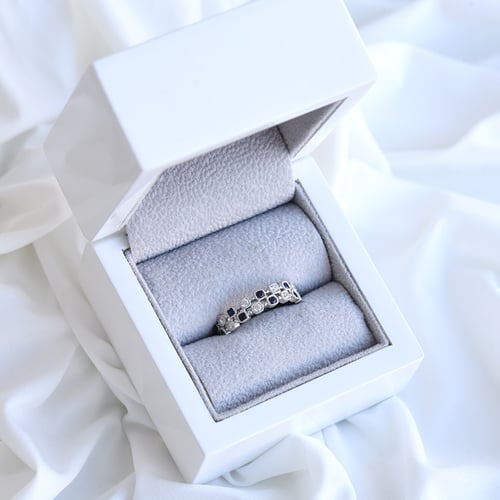 Elegantní eternity prsten se safíry a diamanty Sissie