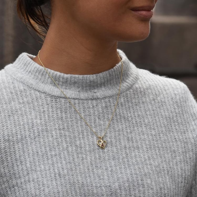 Stříbrný přívěsek ve tvaru srdce s rubínem a diamantem Lynelle 103313