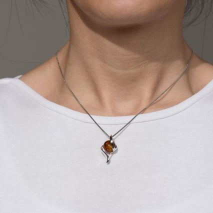 Stříbrný elegantní přívěsek s jantarem Helga