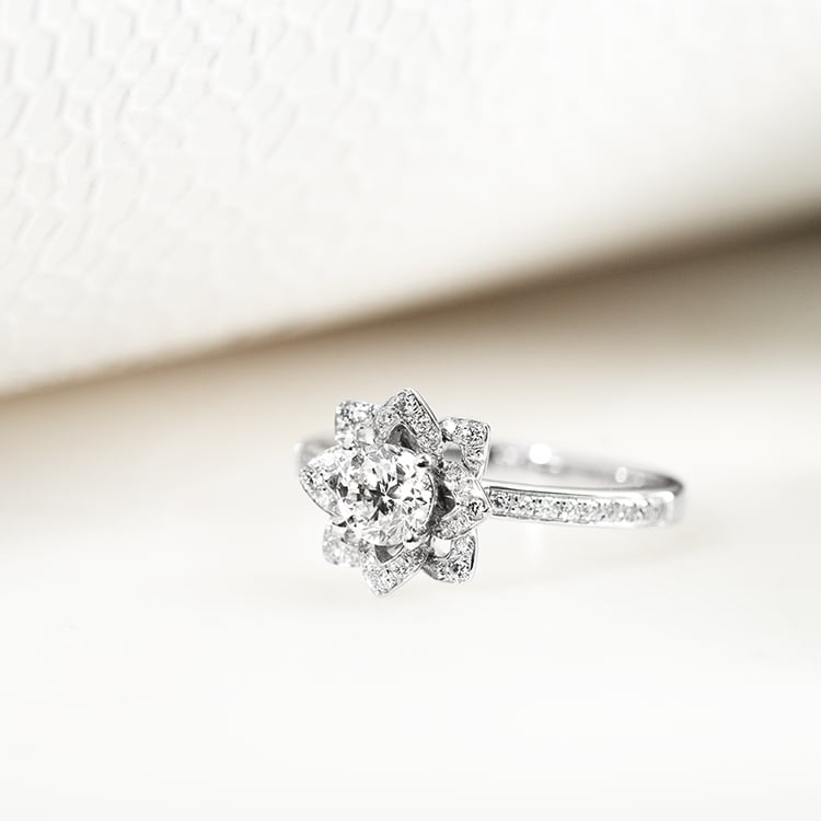 Zlatý diamantový prsten ve tvaru květiny Aaron 133828