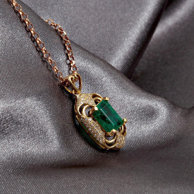 Elegantní zlatý náhrdelník se smaragdem 5266