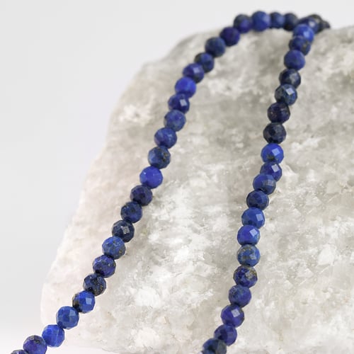 Pozlacený stříbrný náhrdelník s lapis lazuli korálky Samia