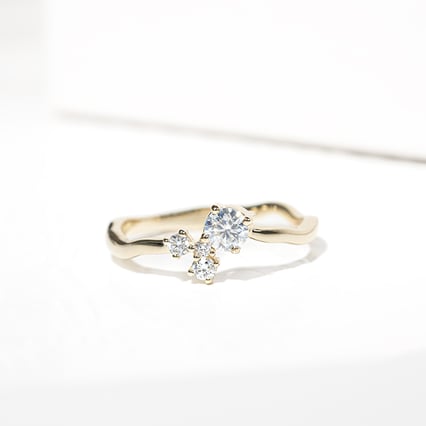 Stříbrný cluster prsten s moissanitem a lab-grown diamanty Roche