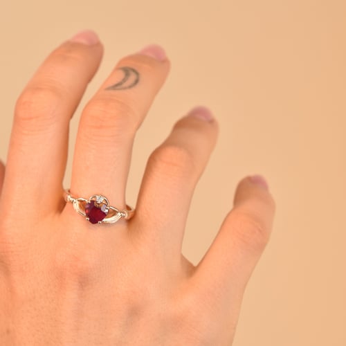 Zlatý claddagh prsten s rubínem a diamantem Norie