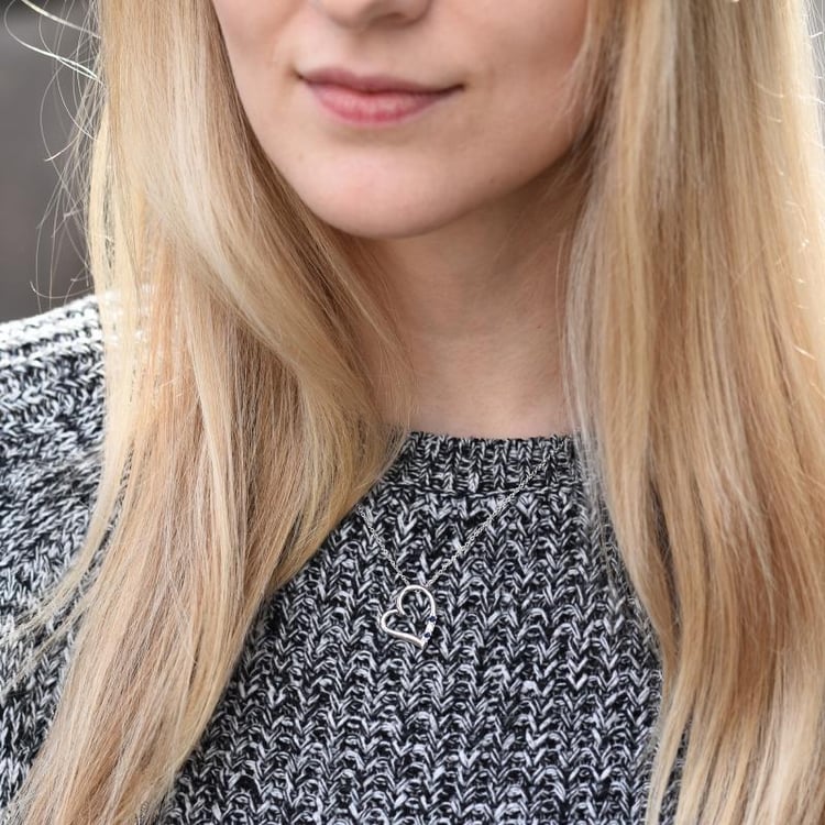 Stříbrný přívěsek srdce se safíry a diamantem Tanish 103514