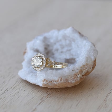 Zásnubní halo prsten s moissanitem a lab-grown diamanty Varana